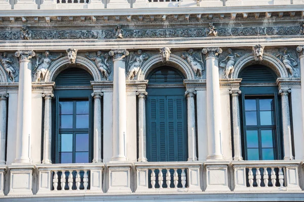 Edificio de fachadas en Piazza San Marco en Venecia — Foto de Stock