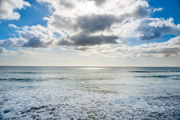 Морской пейзаж с отражением солнечного света серебра, неба и облаков — стоковое фото
