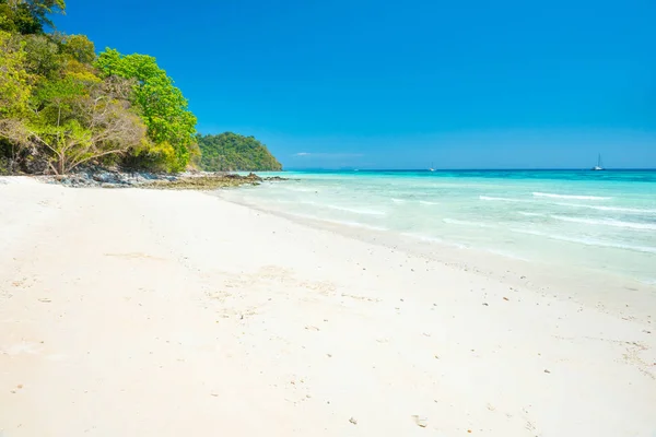 Mooi strand op tropisch eiland — Stockfoto