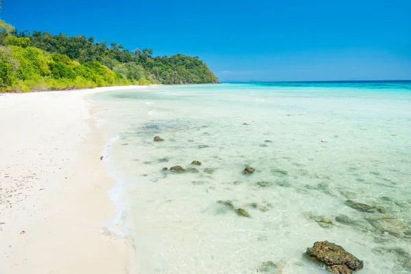 Παραλία με λευκή άμμο στο τροπικό νησί — Φωτογραφία Αρχείου