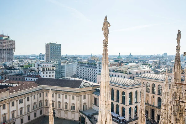 Bílá socha na vrcholu katedrály Duomo — Stock fotografie