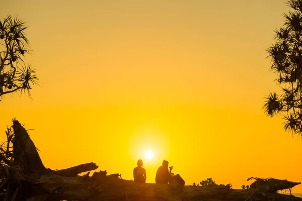 Romantisk par på stranden ved solnedgang – stockfoto