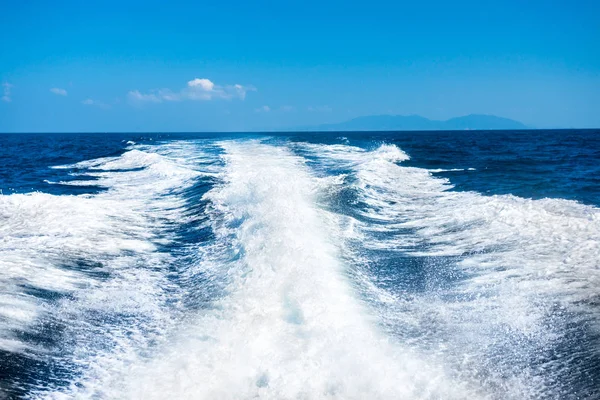 Réveil du bateau à la surface de l'eau — Photo