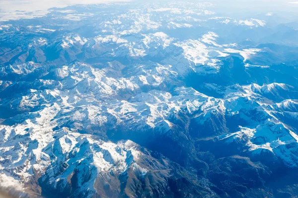 Samolot Zobacz pokryte śniegiem góry — Zdjęcie stockowe