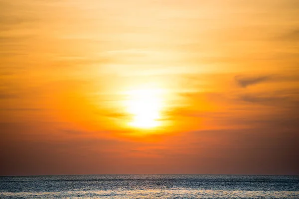 Prachtige zonsondergang over blauwe zee — Stockfoto