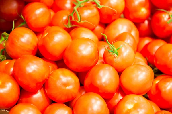 Stapel roter Tomaten auf Gemüsemarkt — Stockfoto