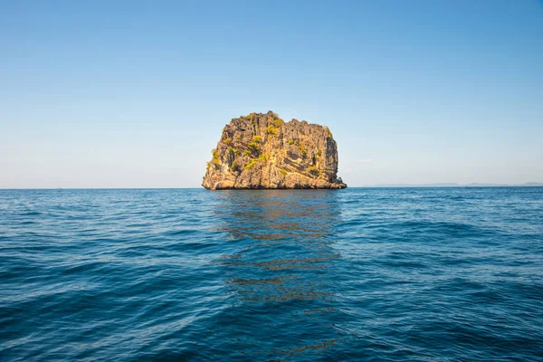 Tropický ostrov v modrém moři — Stock fotografie