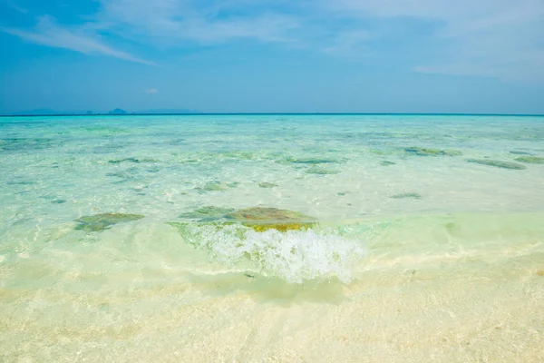 Berrak şeffaf su ile Deniz Manzarası — Stok fotoğraf
