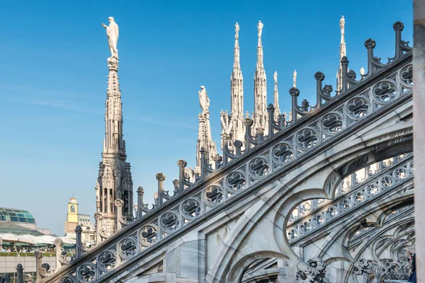 Μαρμάρινα αγάλματα-αρχιτεκτονική στην οροφή του καθεδρικού ναού Duomo — Φωτογραφία Αρχείου