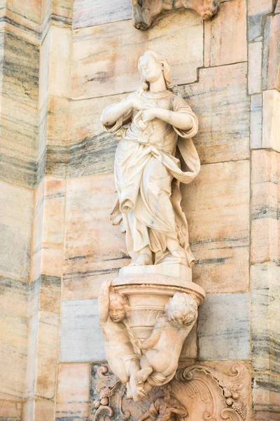 Estatua de mármol en el techo del Duomo de Milán —  Fotos de Stock