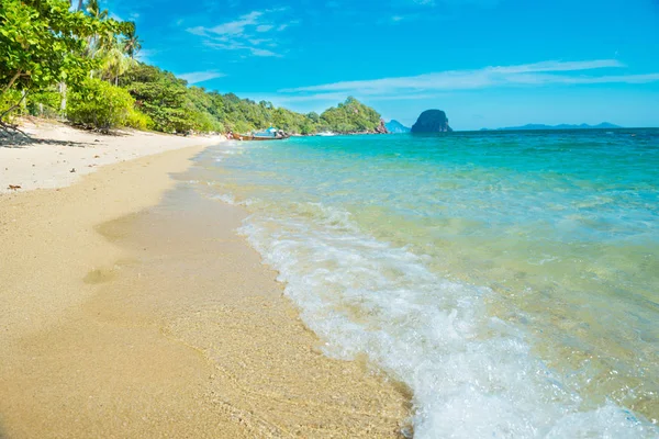 Mooi strand op tropisch eiland — Stockfoto