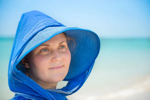 Frau mit Hut auf blauem Wasser Hintergrund — Stockfoto