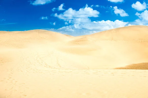 Wüste mit Sanddünen und Wolken am blauen Himmel — Stockfoto