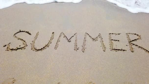 Κοντινό Κομμάτι Της Λέξης Καλοκαίρι Στην Παραλία Άμμο — Αρχείο Βίντεο