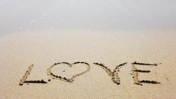Κοντινό Κομμάτι Του Λέξη Love Σχέδιο Στην Παραλία Άμμο — Αρχείο Βίντεο