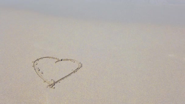 Κοντά Στο Σχήμα Της Καρδιάς Που Ζωγραφίζει Στην Παραλία Άμμο — Αρχείο Βίντεο