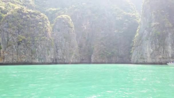 Панорамный Вид Знаменитый Остров Пхи Пхи Таиланде Морем Лодками Горами — стоковое видео