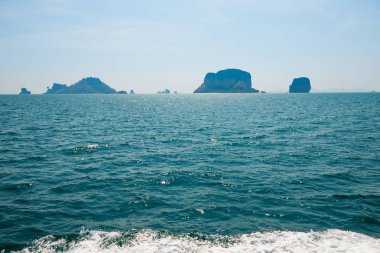 Tropikal kaya adaları ile deniz manzarası 