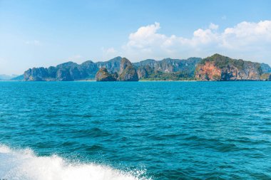 Tropikal kaya adaları ile deniz manzarası 