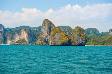 Tropikal kaya adaları ile deniz manzarası 