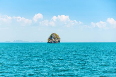 Mavi denizde küçük tropikal ada