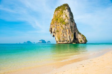 Deniz ve kaya adası ile tropikal manzara