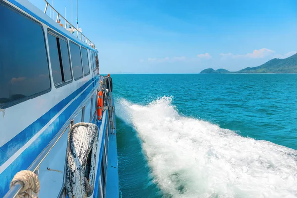 Speed boat with wake stream — Stock Photo, Image