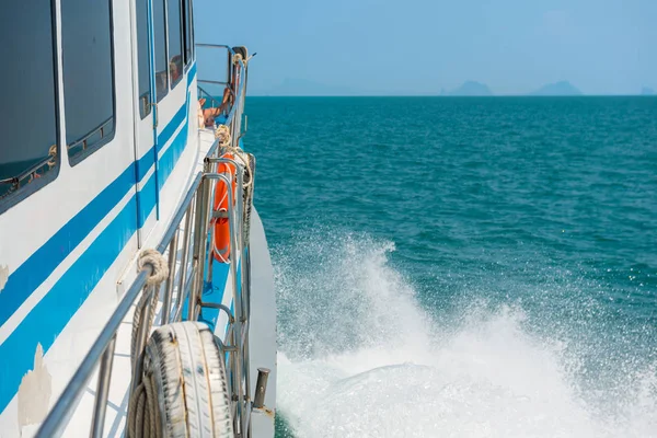 Speed boat with wake stream — Stock Photo, Image