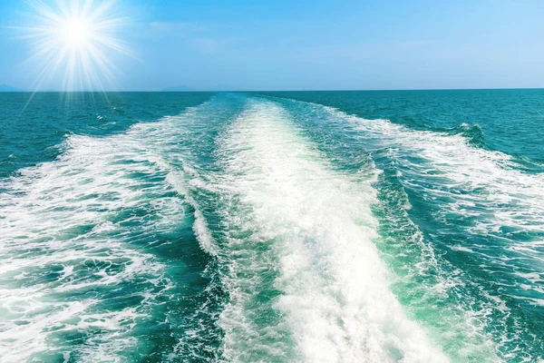 Ola desde la lancha rápida en el mar azul — Foto de Stock