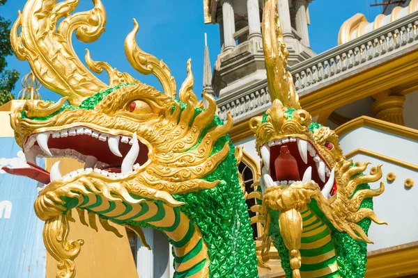 Statuen grüner Drachen am Tempel in Thailand — Stockfoto