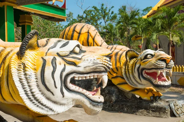 Tayland'daki Budist Tapınağı'nda kaplan heykelleri — Stok fotoğraf