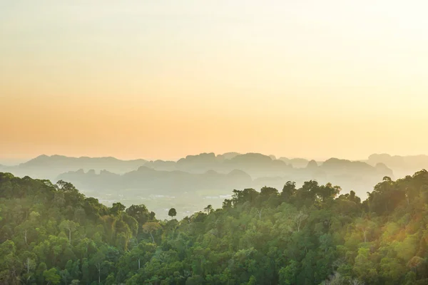 Tropische Landschaft mit steilen Bergen bei Sonnenuntergang — Stockfoto