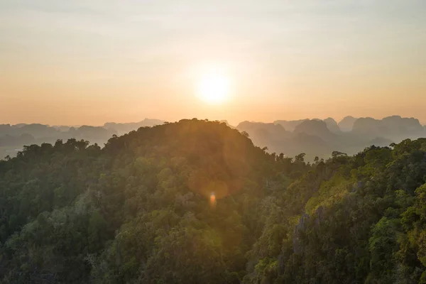 Paisagem tropical com montanhas íngremes ao pôr do sol — Fotografia de Stock