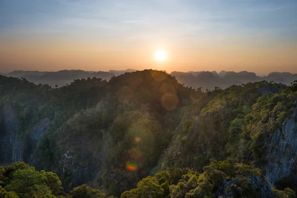 Paisagem tropical com montanhas íngremes ao pôr do sol — Fotografia de Stock