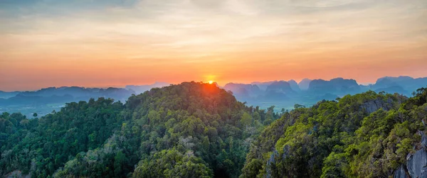 Panorama da paisagem tropicall ao pôr do sol — Fotografia de Stock