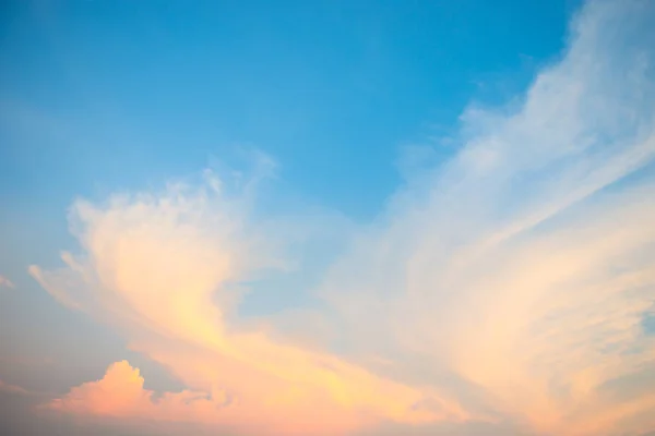 Красивая облачность на закате — стоковое фото