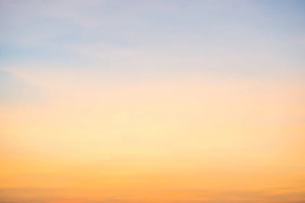 Bela paisagem nublada ao pôr do sol — Fotografia de Stock