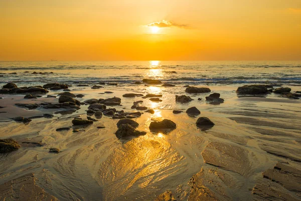 Paysage au coucher du soleil avec plage, soleil et pierres au bord de la mer — Photo