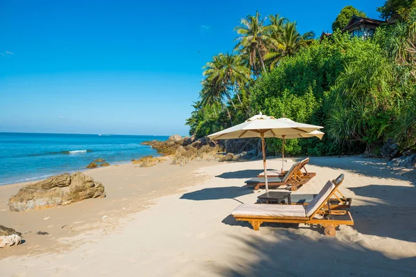 Paar ligstoelen bij Tropical Beach — Stockfoto