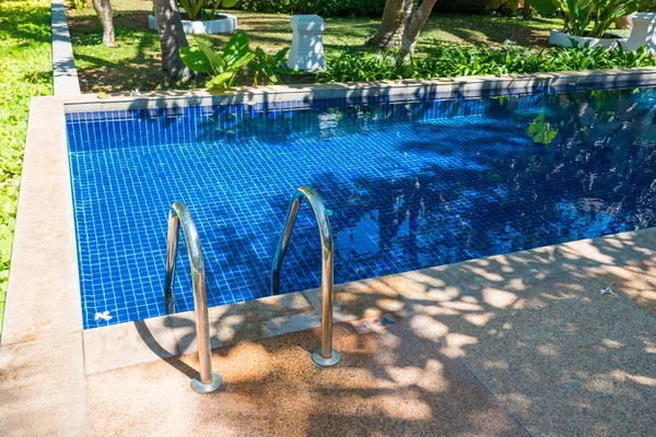 Pool på hotellet på Tropical Resort — Stockfoto