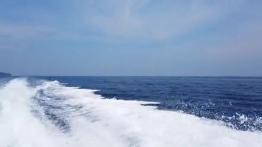 Su yüzeyinde Cruise Boat dalga, güneş ışığı ve mavi deniz ile ufukta. 4k klip