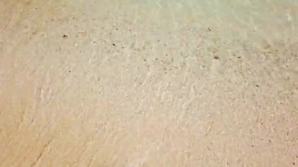 Ondas Com Espuma Areia Branca Praia — Vídeo de Stock