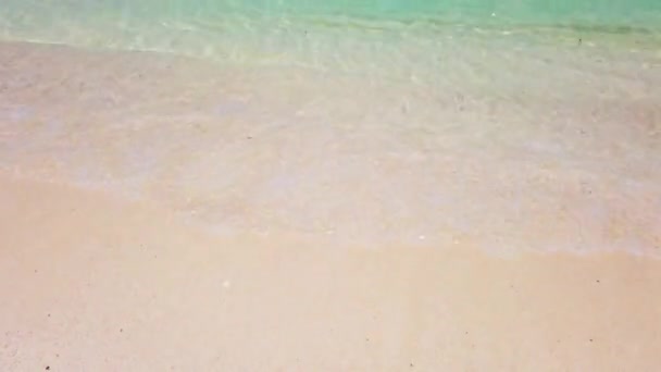 白色沙滩沙滩上有泡沫的波浪 — 图库视频影像