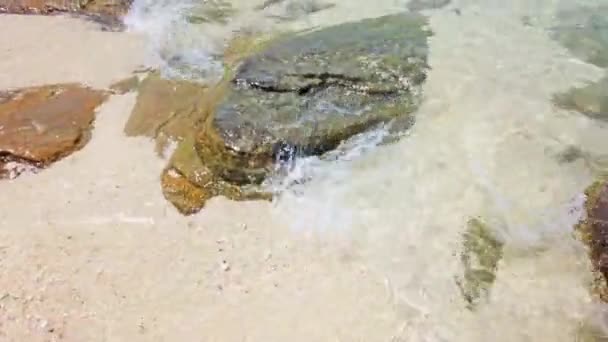 Tropisch Zeelandschap Met Rotsen Zandstrand Rotsachtig Eiland Aan Horizon — Stockvideo