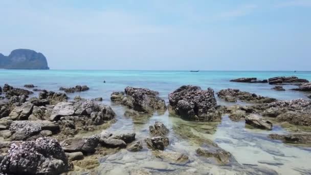 Tropisch Zeelandschap Met Rotsen Zandstrand Rotsachtig Eiland Aan Horizon Clip — Stockvideo