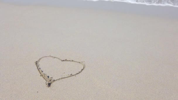Σχήμα Της Καρδιάς Στην Άμμο Που Σβήστηκε Από Θαλάσσιο Κύμα — Αρχείο Βίντεο