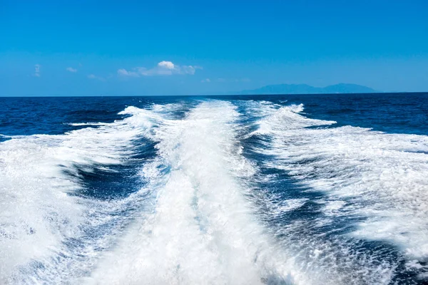 Wave from boat on water surface — Stock Photo, Image