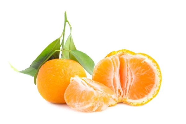 Mandaryny pomarańczowe z zielonymi liśćmi — Zdjęcie stockowe