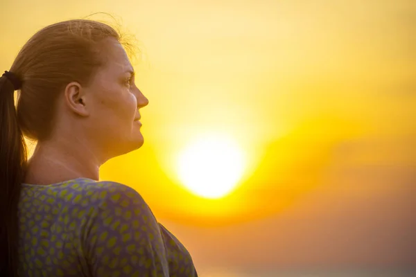 Woman looking to beautiful sunset — Stock Photo, Image
