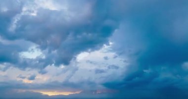 Ufukta yağmur ve renkli dramatik gökyüzü ile güzel dramatik gün batımı ile fırtına bulutlarının Timelapse. 4k zaman atlamalı klip